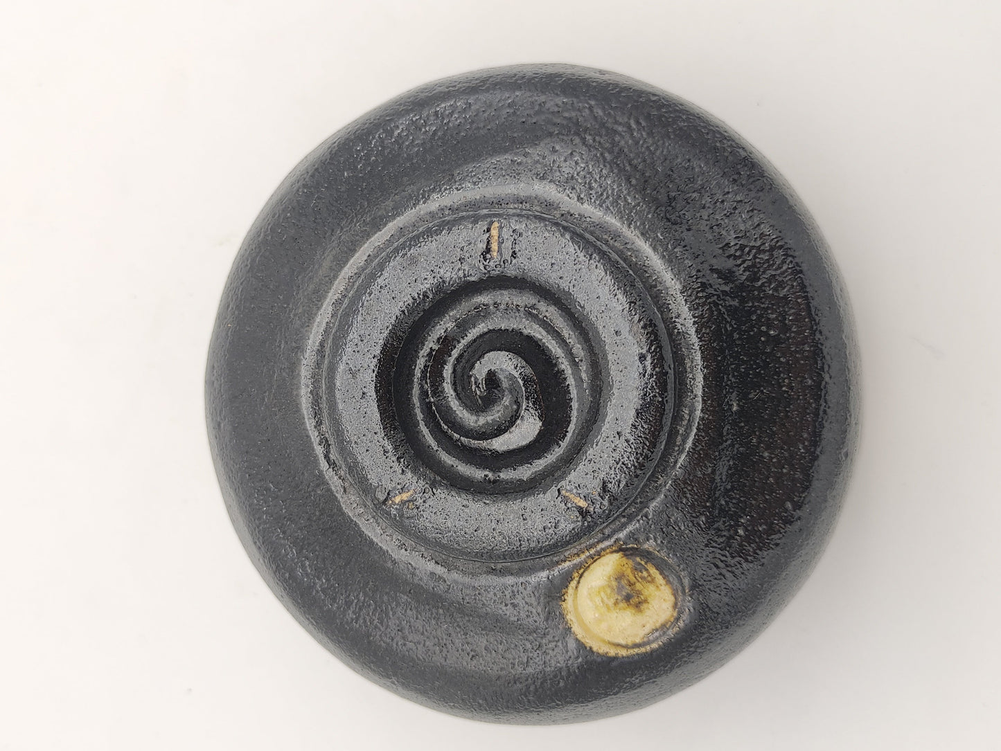 Vintage Raku Chawan "Weißes Siegel"